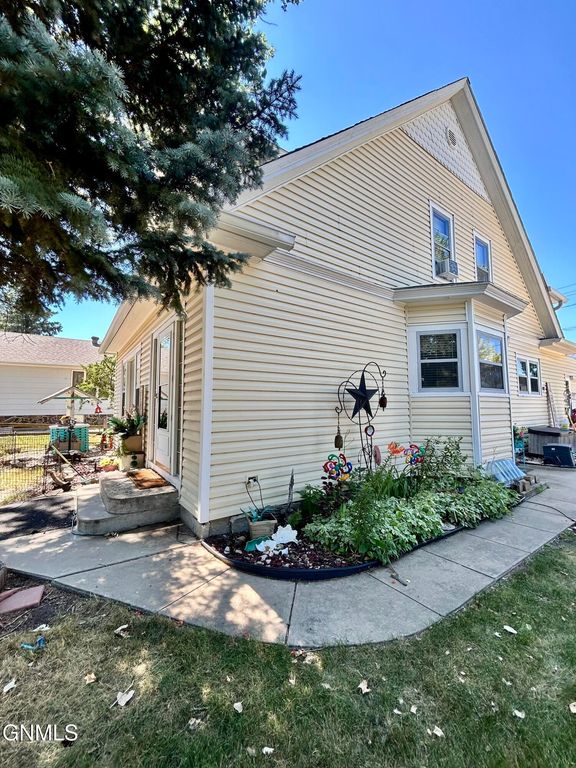 404 Putnam Street, Turtle Lake, ND 58575 photo 2