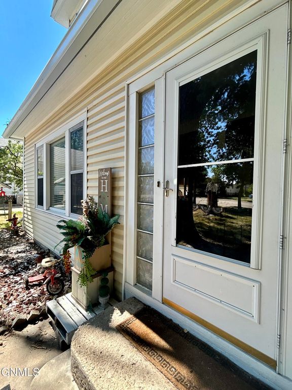 404 Putnam Street, Turtle Lake, ND 58575 photo 4