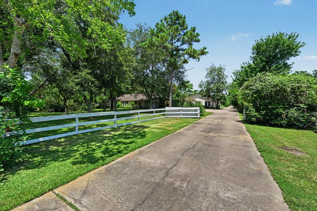 424 Middleton Street, Bacliff, TX 77518