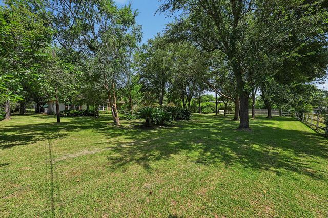 424 Middleton Street, Bacliff, TX 77518