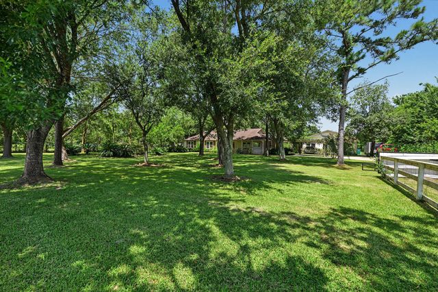424 Middleton Street, Bacliff, TX 77518