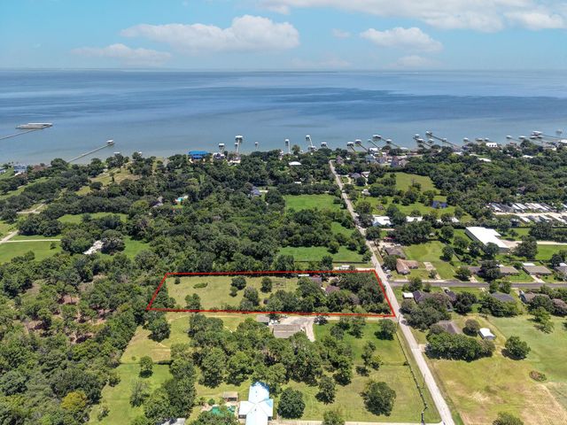 424 Middleton Street, Bacliff, TX 77518