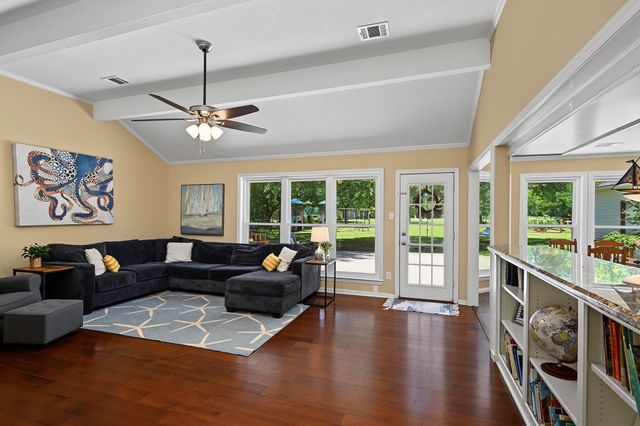 424 Middleton Street, Bacliff, TX 77518