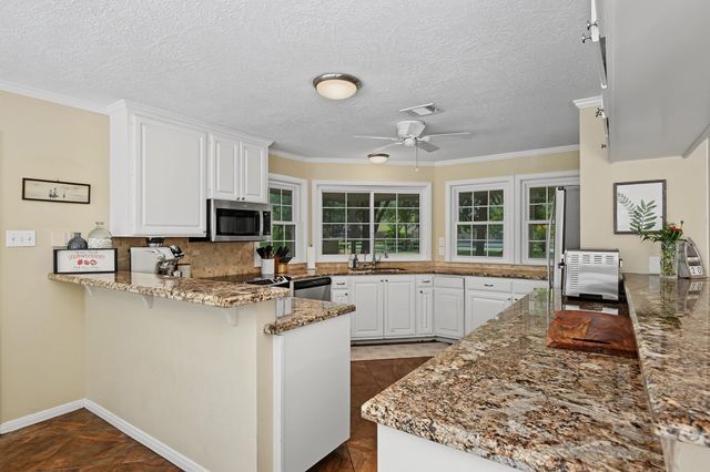 424 Middleton Street, Bacliff, TX 77518