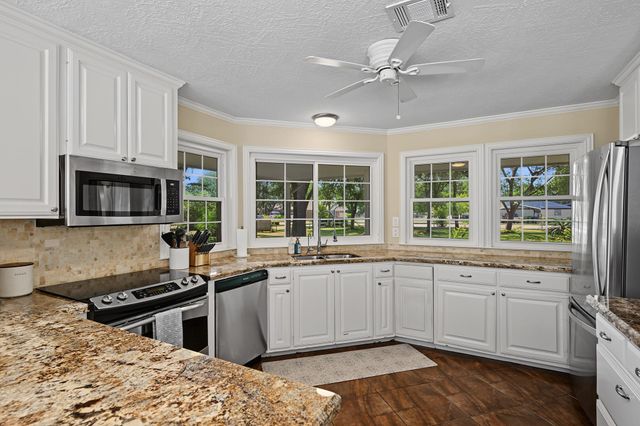 424 Middleton Street, Bacliff, TX 77518