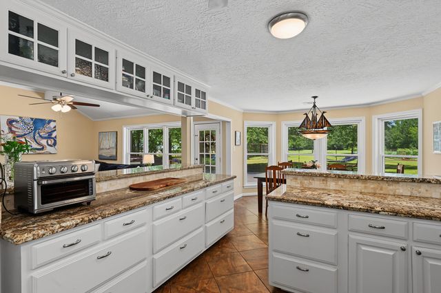 424 Middleton Street, Bacliff, TX 77518