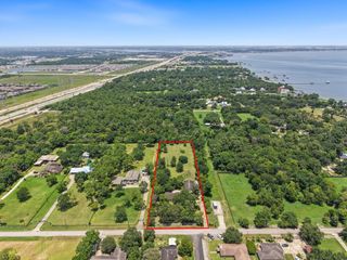 424 Middleton Street, Bacliff, TX 77518