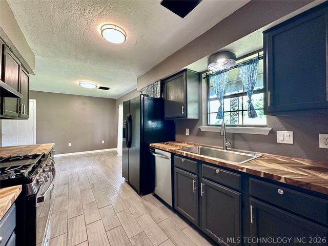1705 S Muskogee Place, Claremore, OK 74019
