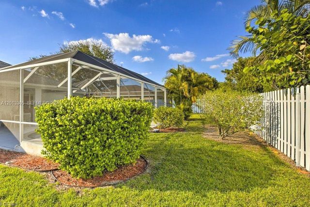 3223 SE Santa Barbara Pl, Cape Coral, FL 33904