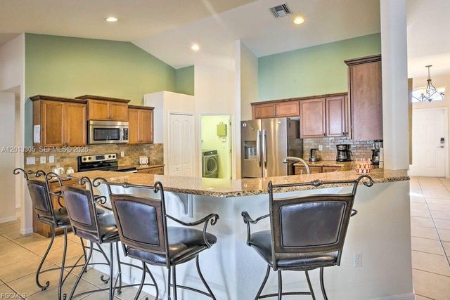 3223 SE Santa Barbara Pl, Cape Coral, FL 33904