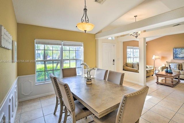 3223 SE Santa Barbara Pl, Cape Coral, FL 33904