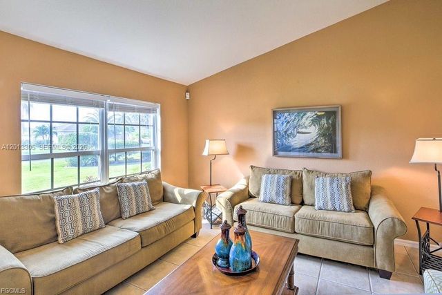 3223 SE Santa Barbara Pl, Cape Coral, FL 33904