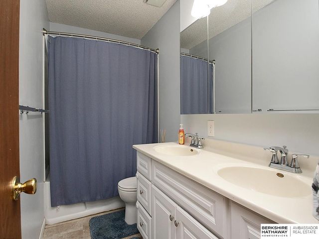 421 Sante Fe Trail, Lincoln, NE 68521