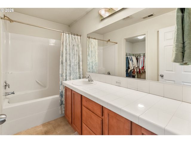 21147 Sw MADEIRA Ter, Sherwood, OR 97140