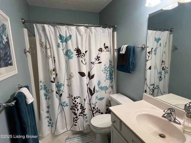 9216 Newbury Ct, Prospect, KY 40059