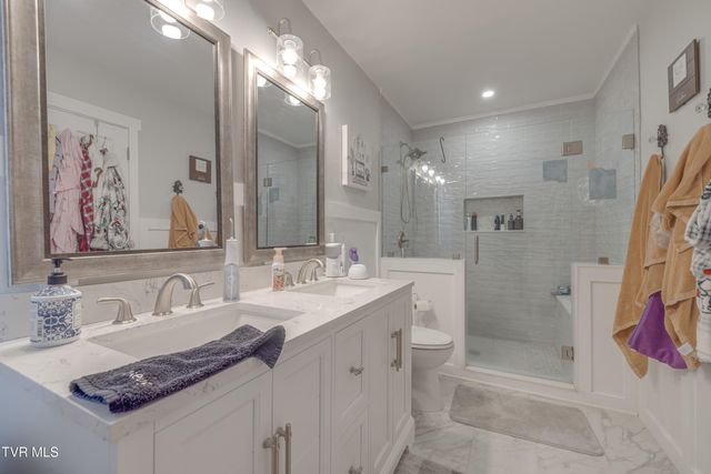 460 Northeast Oak Hill Street, Abingdon, VA 24210