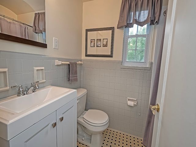 212 Hays ROAD, Upper St Clair, PA 15241