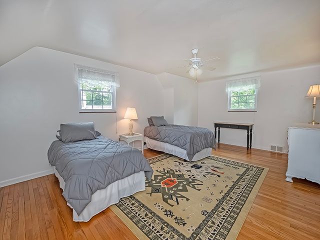 212 Hays ROAD, Upper St Clair, PA 15241