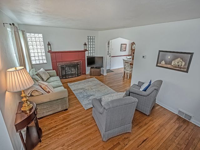 212 Hays ROAD, Upper St Clair, PA 15241