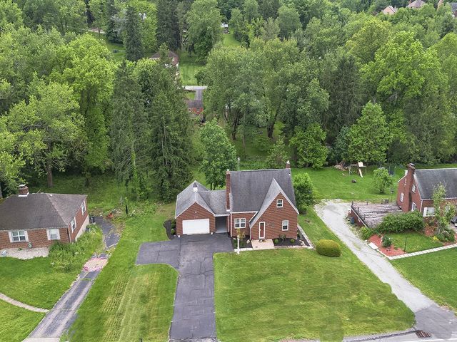 212 Hays ROAD, Upper St Clair, PA 15241