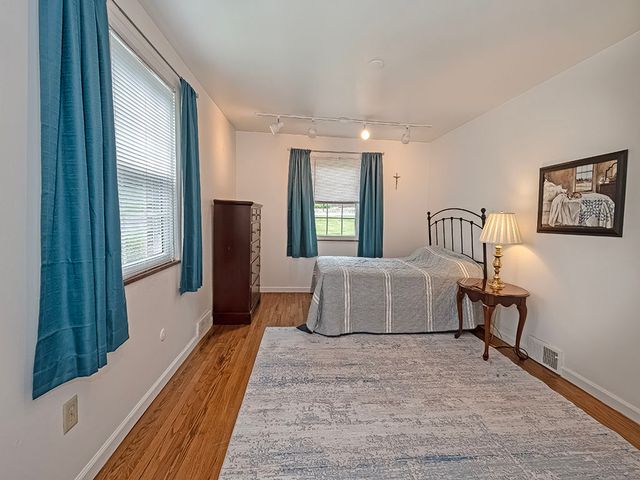 212 Hays ROAD, Upper St Clair, PA 15241
