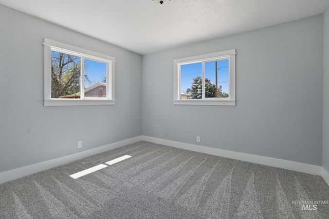 911 Eastland Dr, Twin Falls, ID 83301