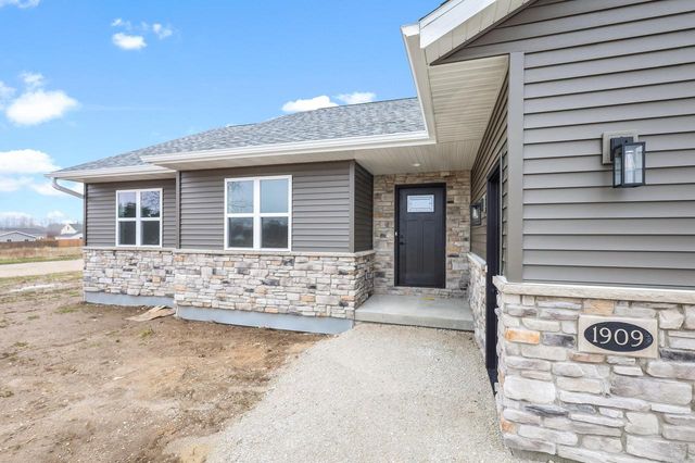 1909 Summit STREET, Manitowoc, WI 54220
