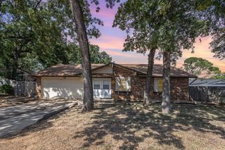 302 Fair Oaks Boulevard, Euless, TX 76039