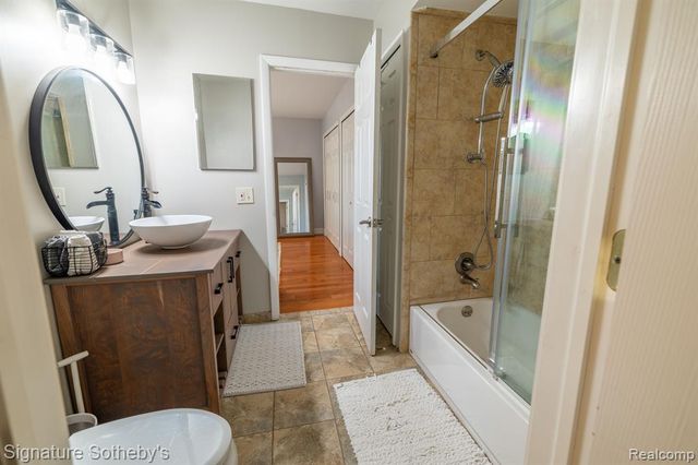 1863 Newporte, Royal Oak, MI 48073