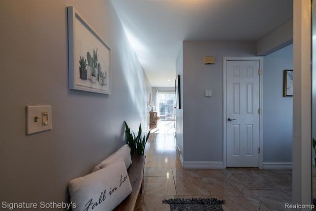 1863 Newporte, Royal Oak, MI 48073
