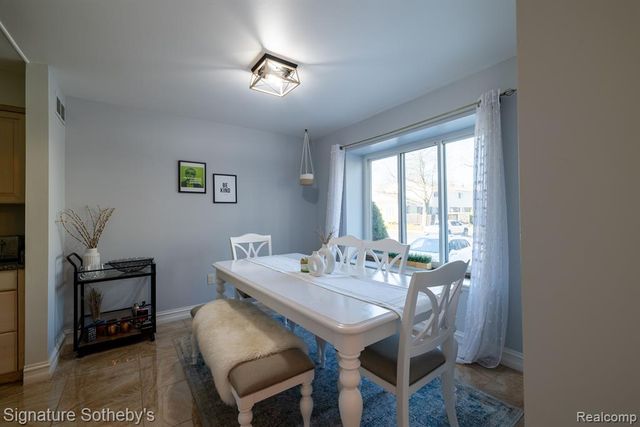 1863 Newporte, Royal Oak, MI 48073