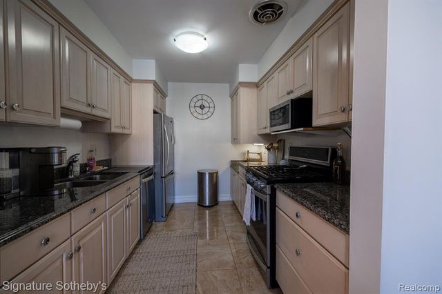 1863 Newporte, Royal Oak, MI 48073