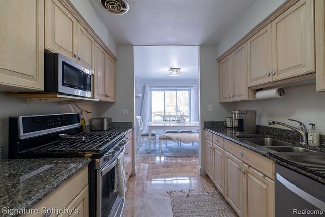 1863 Newporte, Royal Oak, MI 48073