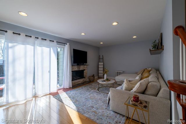 1863 Newporte, Royal Oak, MI 48073