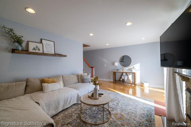1863 Newporte, Royal Oak, MI 48073