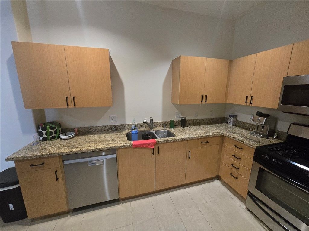 Image 12 of property listing at 917 S New Hampshire 301, Los Angeles, CA 90006