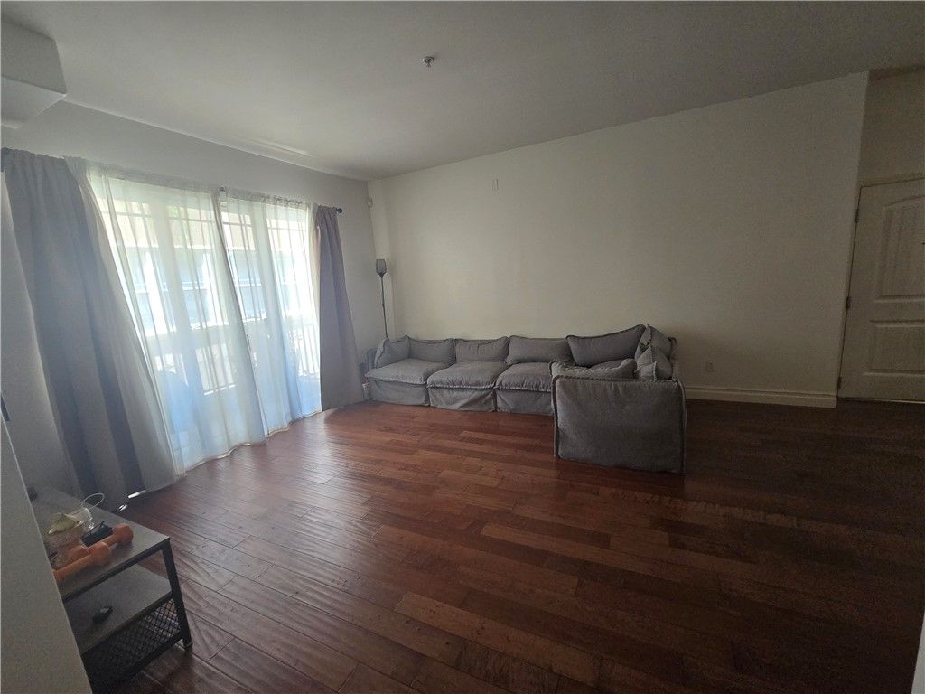 Image 14 of property listing at 917 S New Hampshire 301, Los Angeles, CA 90006