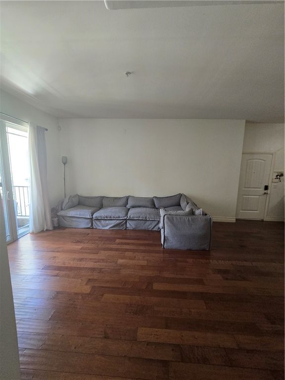 Image 15 of property listing at 917 S New Hampshire 301, Los Angeles, CA 90006