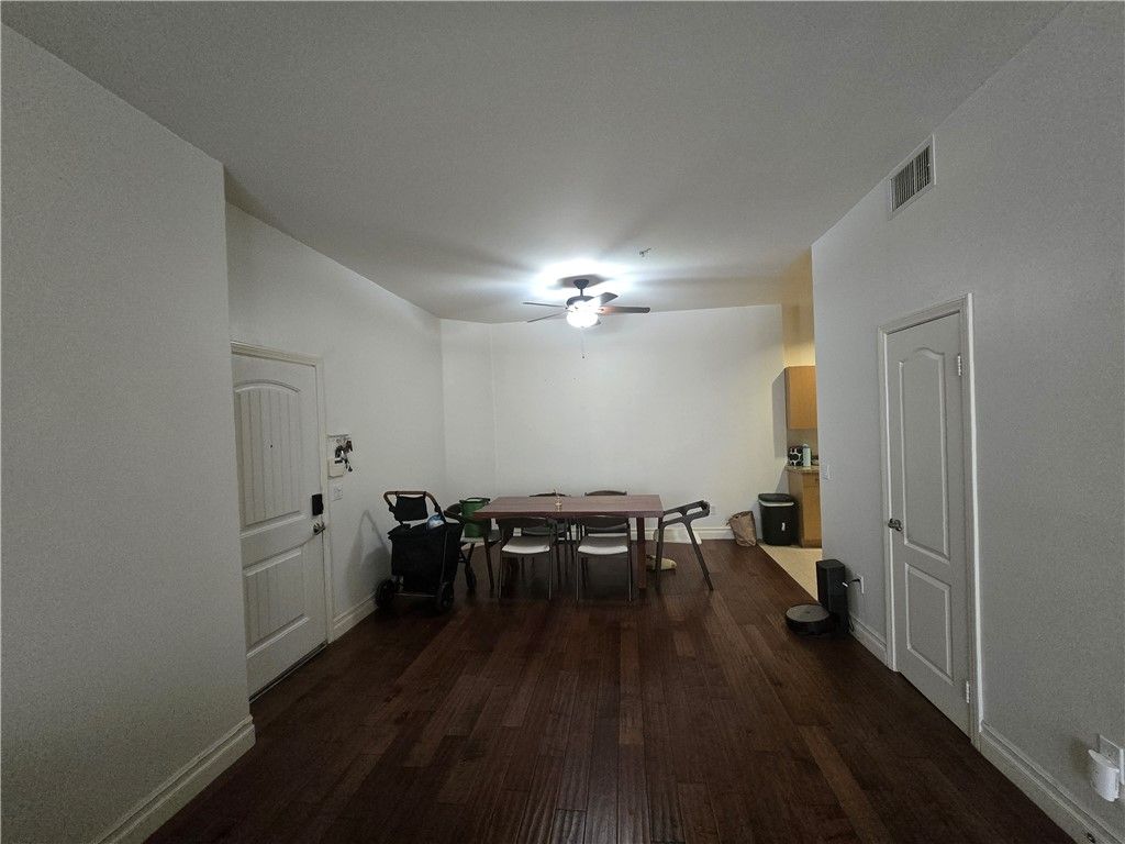 Image 17 of property listing at 917 S New Hampshire 301, Los Angeles, CA 90006