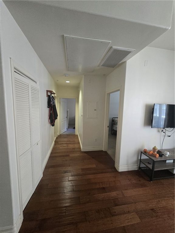 Image 20 of property listing at 917 S New Hampshire 301, Los Angeles, CA 90006
