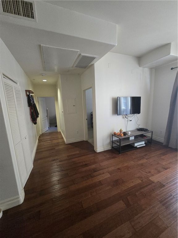 Image 21 of property listing at 917 S New Hampshire 301, Los Angeles, CA 90006