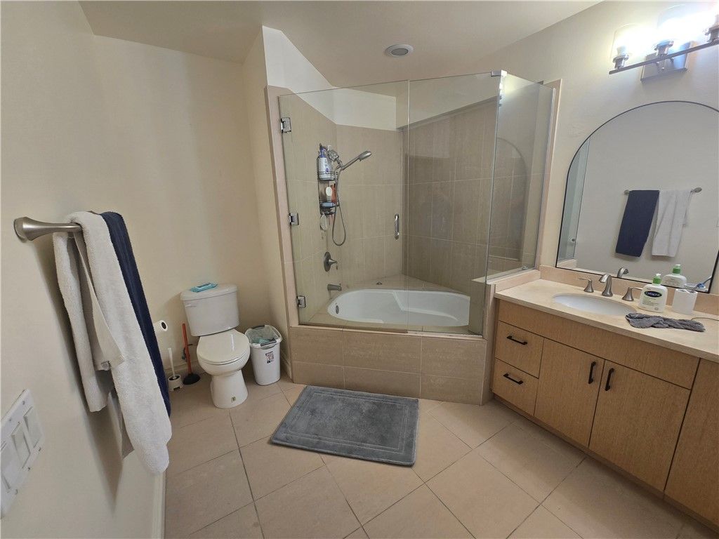 Image 27 of property listing at 917 S New Hampshire 301, Los Angeles, CA 90006