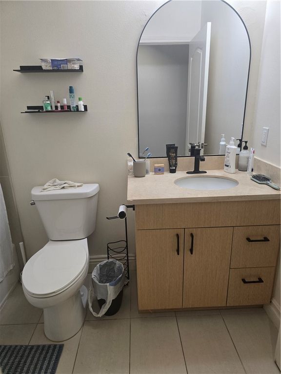 Image 38 of property listing at 917 S New Hampshire 301, Los Angeles, CA 90006