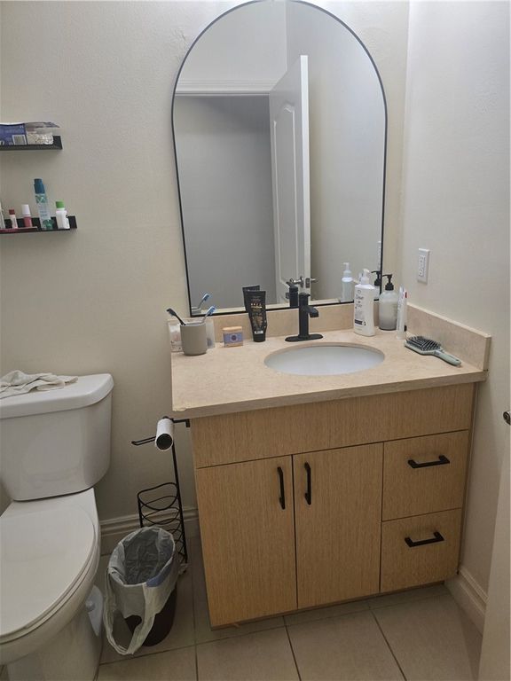 Image 39 of property listing at 917 S New Hampshire 301, Los Angeles, CA 90006