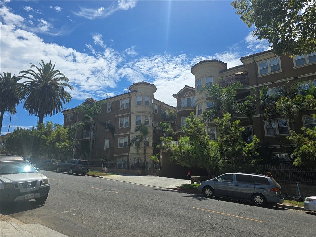 Image 4 of property listing at 917 S New Hampshire 301, Los Angeles, CA 90006