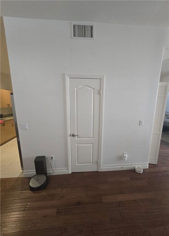 Image 40 of property listing at 917 S New Hampshire 301, Los Angeles, CA 90006
