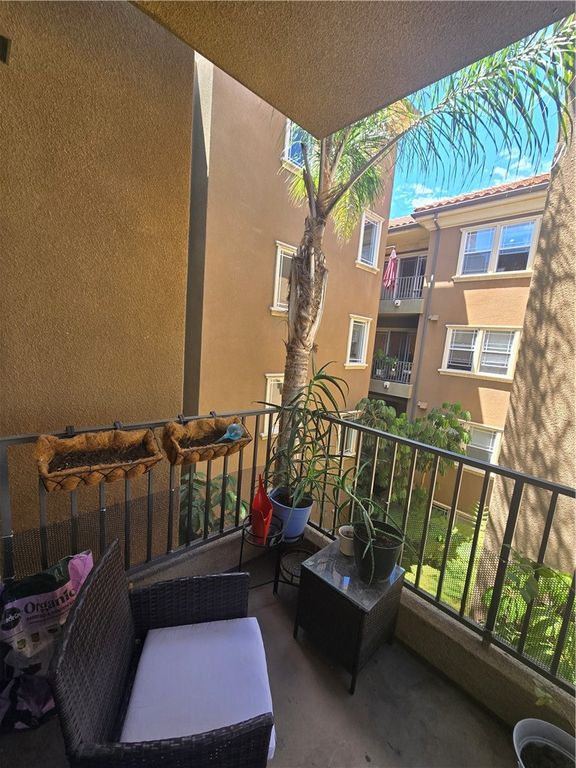 Image 45 of property listing at 917 S New Hampshire 301, Los Angeles, CA 90006