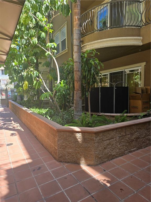 Image 49 of property listing at 917 S New Hampshire 301, Los Angeles, CA 90006