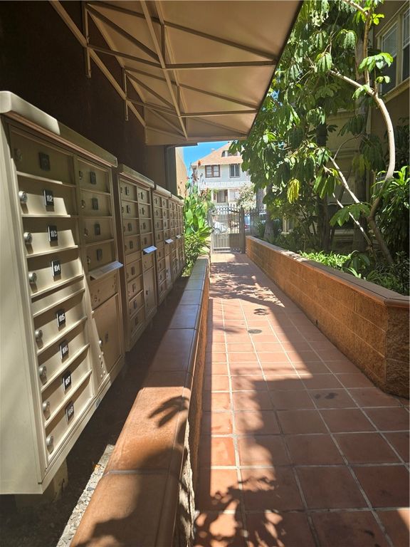 Image 51 of property listing at 917 S New Hampshire 301, Los Angeles, CA 90006