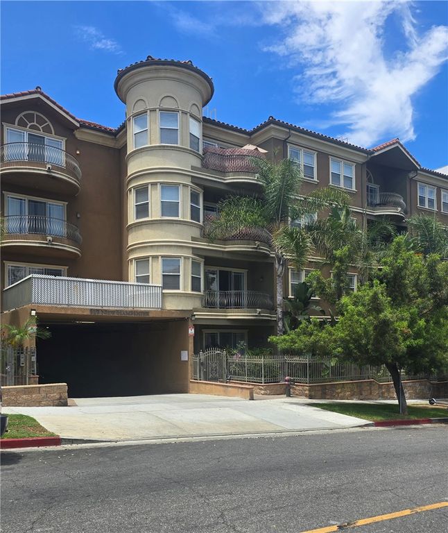 Image 6 of property listing at 917 S New Hampshire 301, Los Angeles, CA 90006